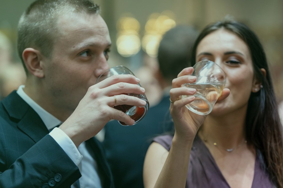 Мужчина выпивает с женщиной